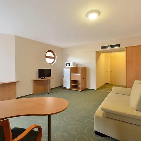 Semiramis Business 4* Ζολνοκ